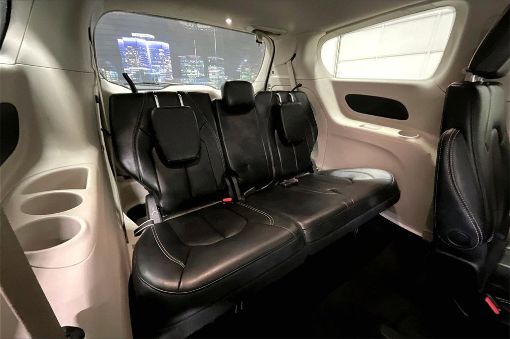 Used 2023 Chrysler Pacifica Touring-L image 26