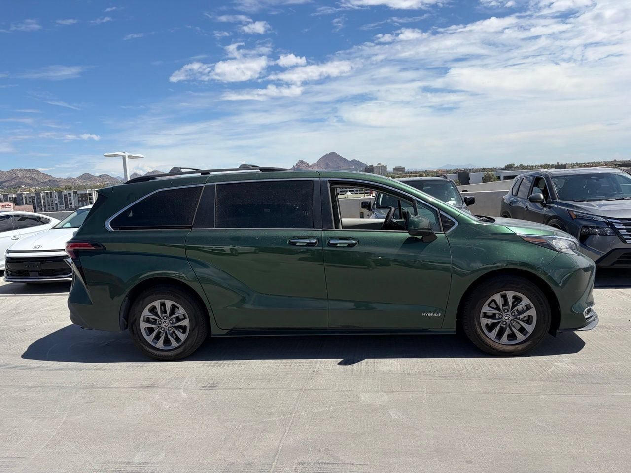 Used 2021 Toyota Sienna XLE FWD image 3
