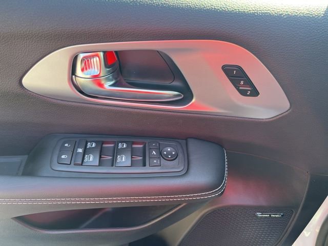 New 2026 Chrysler Pacifica Limited w/ Uconnect Theater Family Group image 6