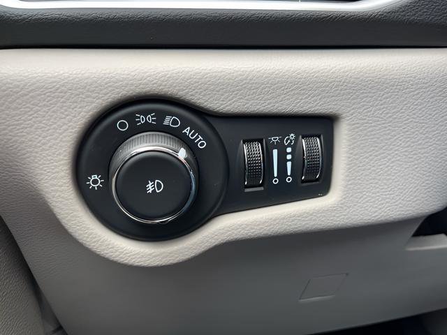 Used 2024 Chrysler Pacifica Touring-L FWD image 17