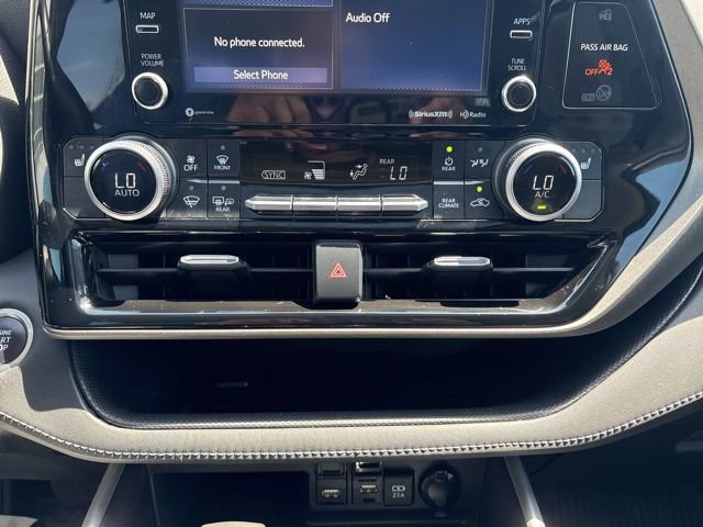 Used 2021 Toyota Highlander XLE AWD/4WD image 16