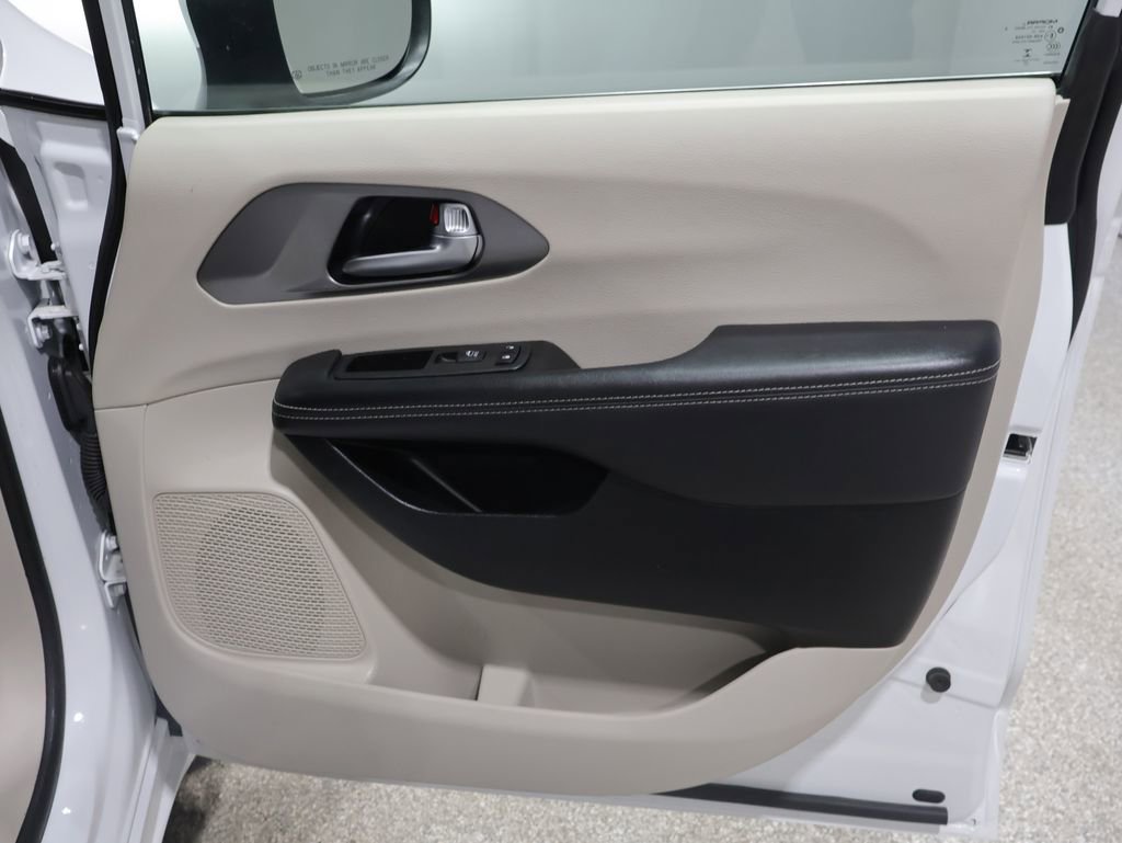 Used 2023 Chrysler Pacifica Touring-L image 24