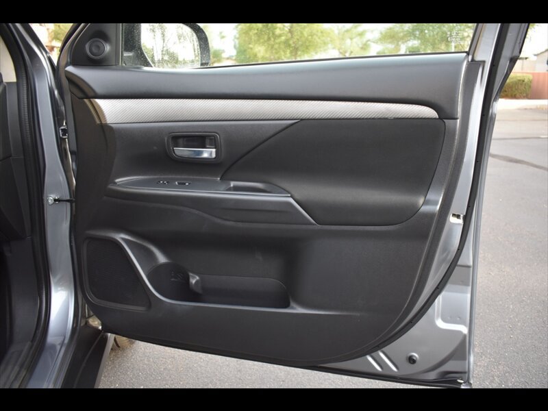 Used 2016 Mitsubishi Outlander SE FWD image 32