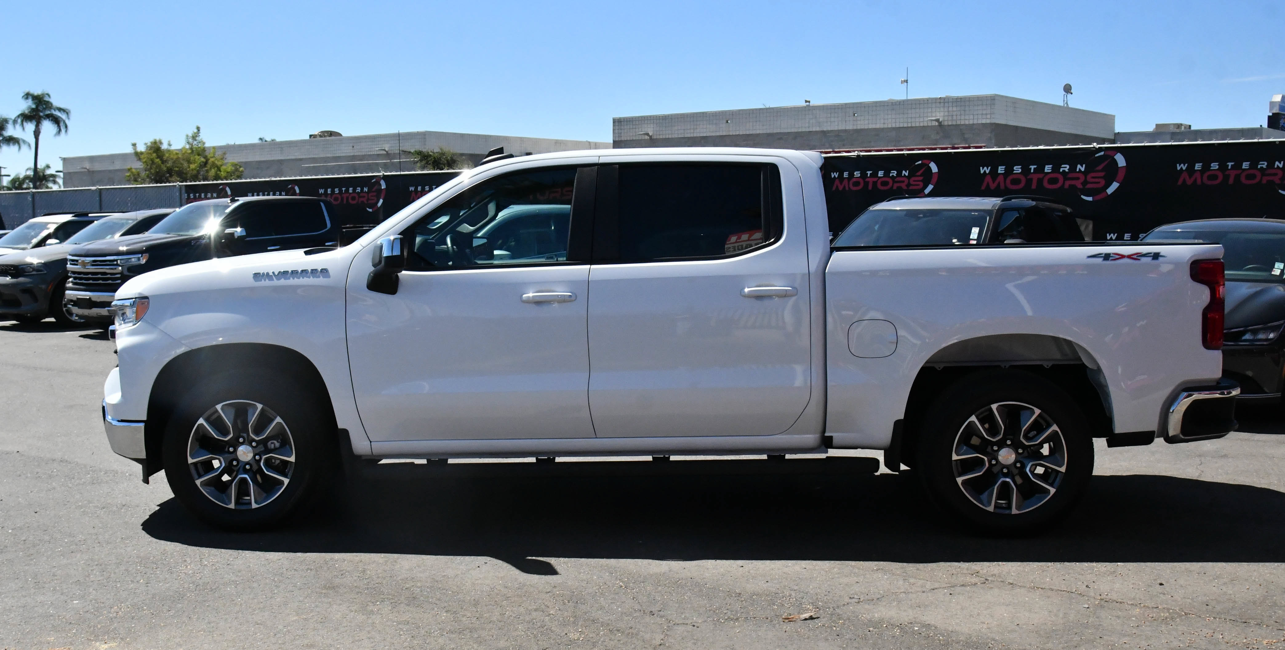 Used 2025 Chevrolet Silverado 1500 LT w/ LPO, Dark Essentials Package AWD/4WD image 4