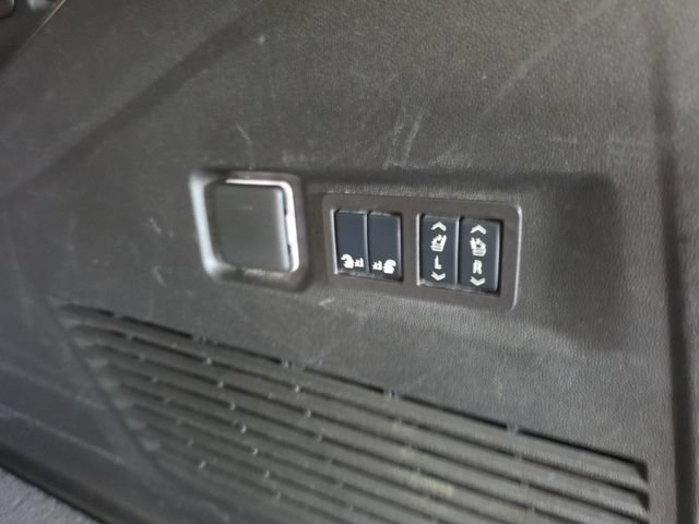 Used 2025 GMC Yukon XL Denali AWD/4WD image 28