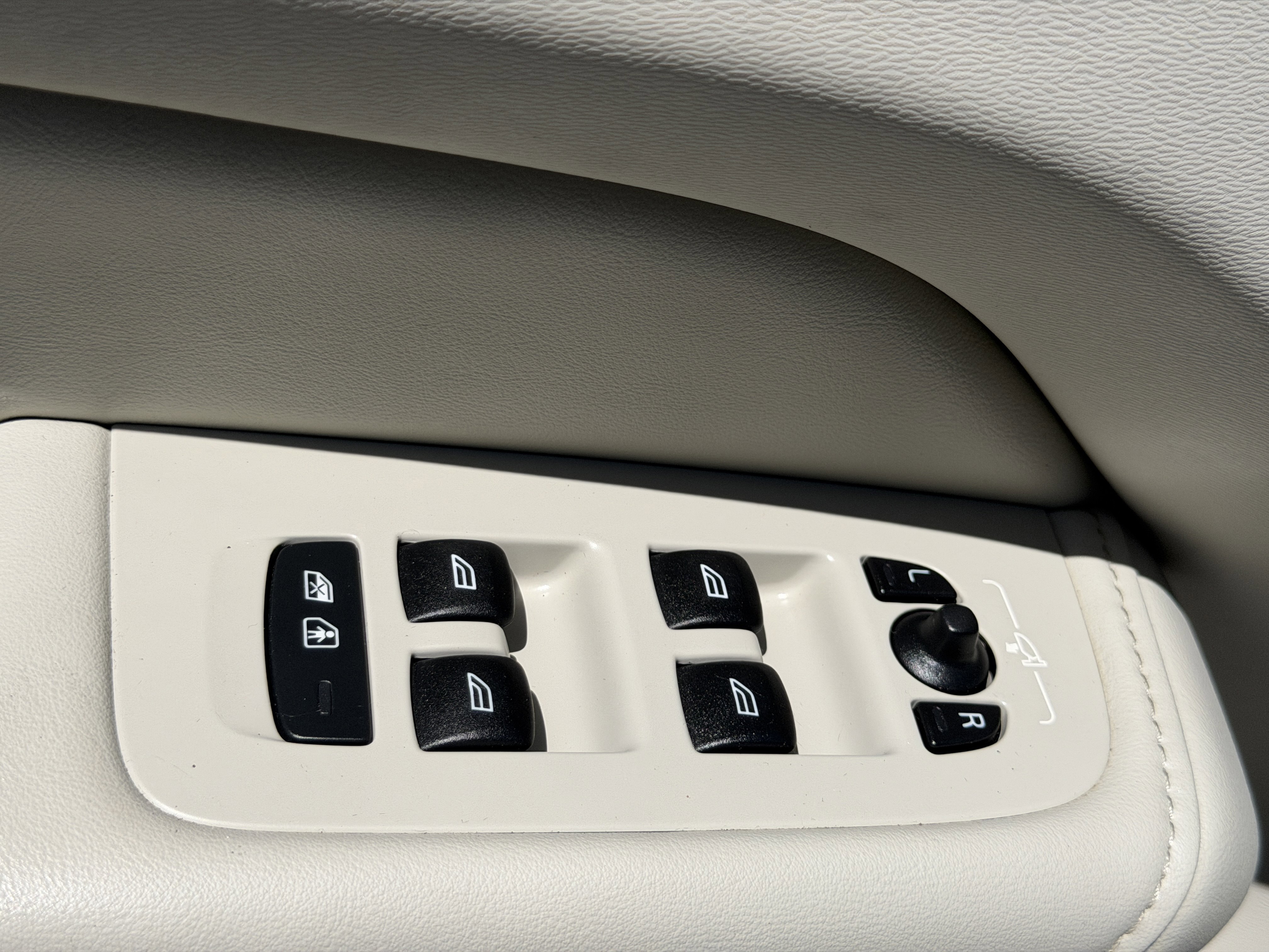 Certified 2023 Volvo XC60 B5 Plus w/ Climate Package FWD image 18