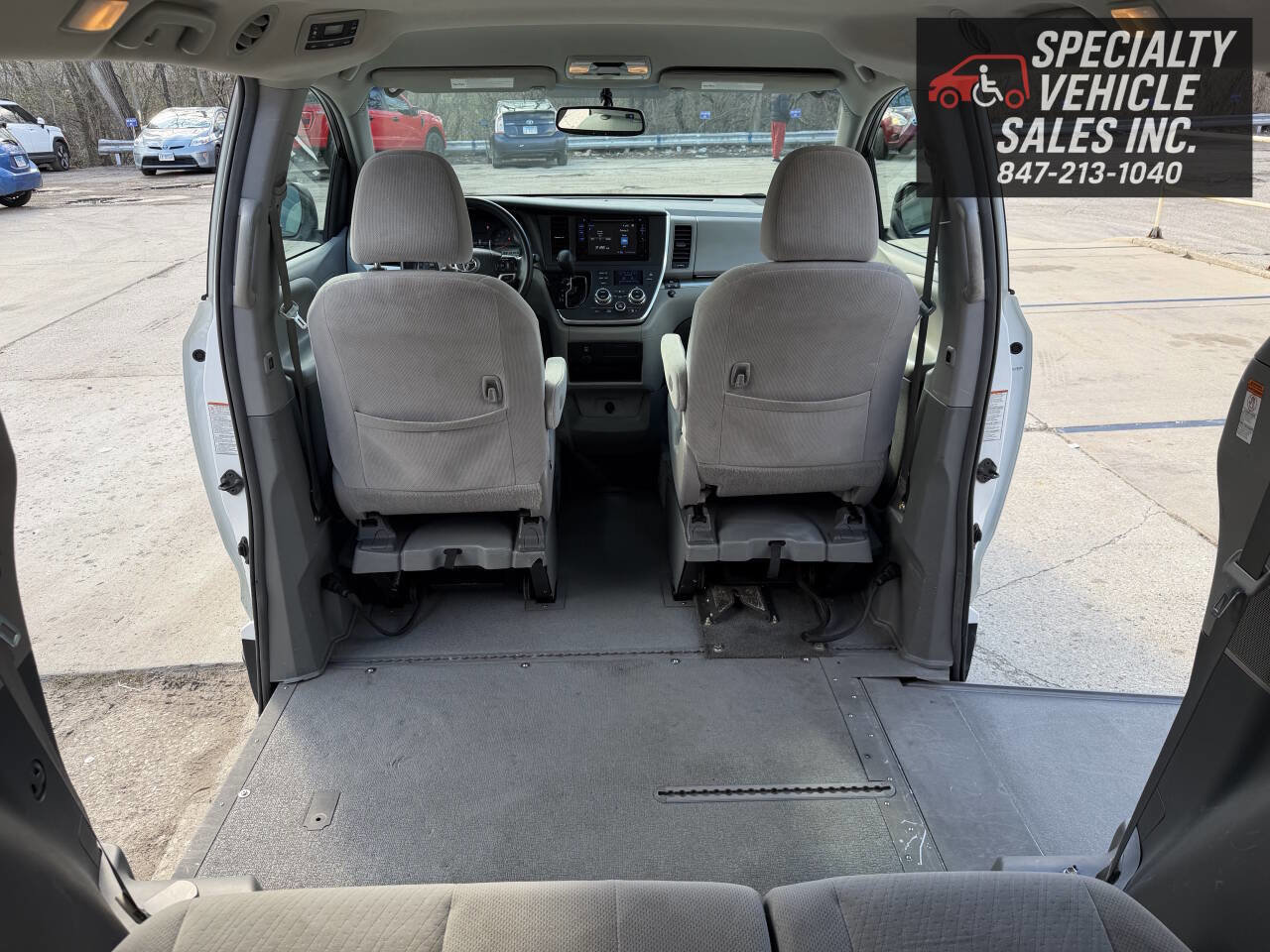Used 2017 Toyota Sienna LE image 24