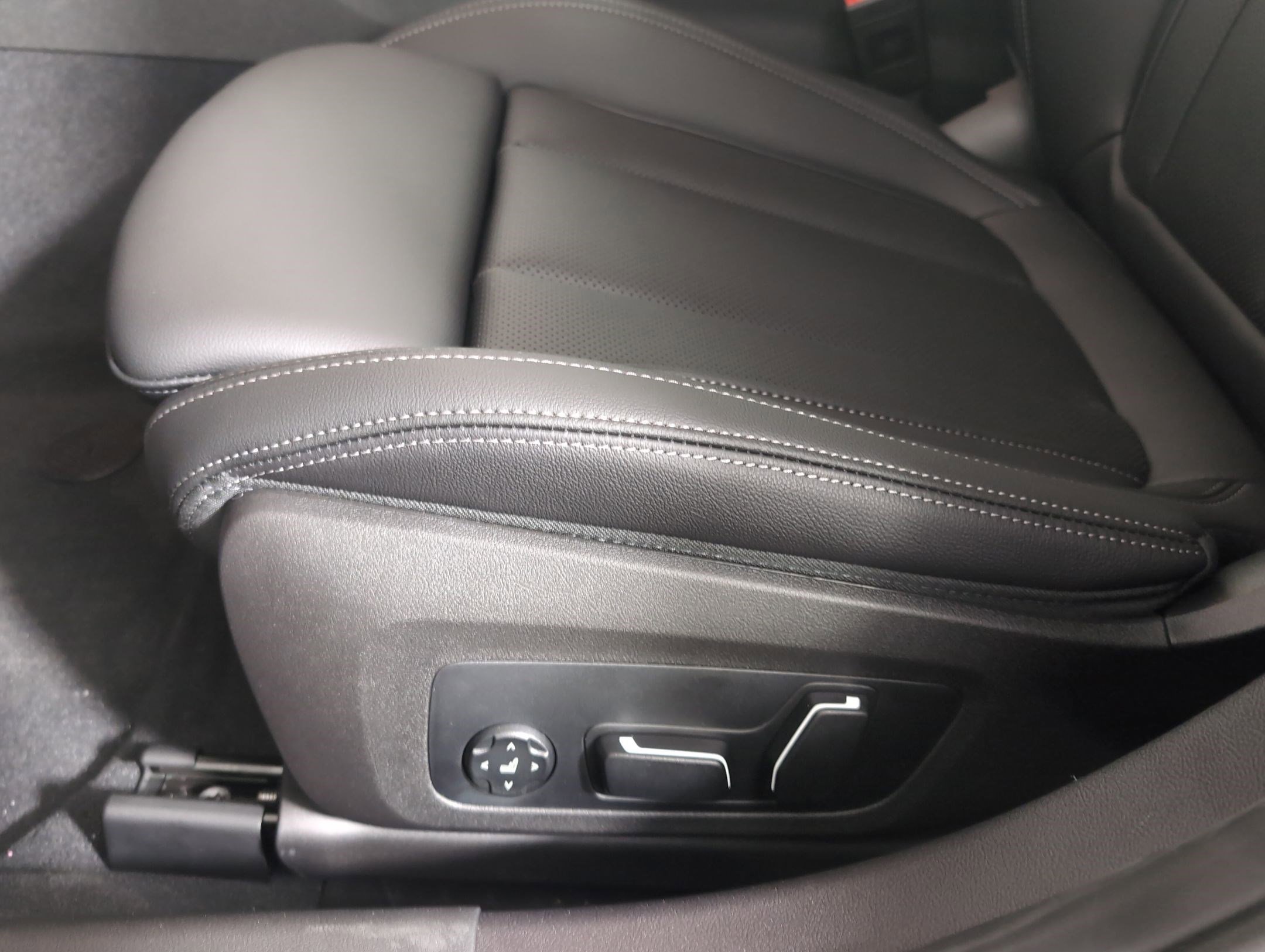 Used 2026 BMW 330i Sedan w/ M Sport Package image 11