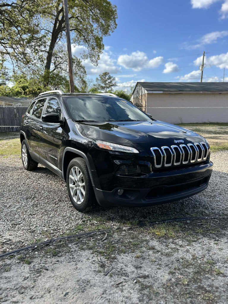 Used 2017 Jeep Cherokee Latitude FWD image 2