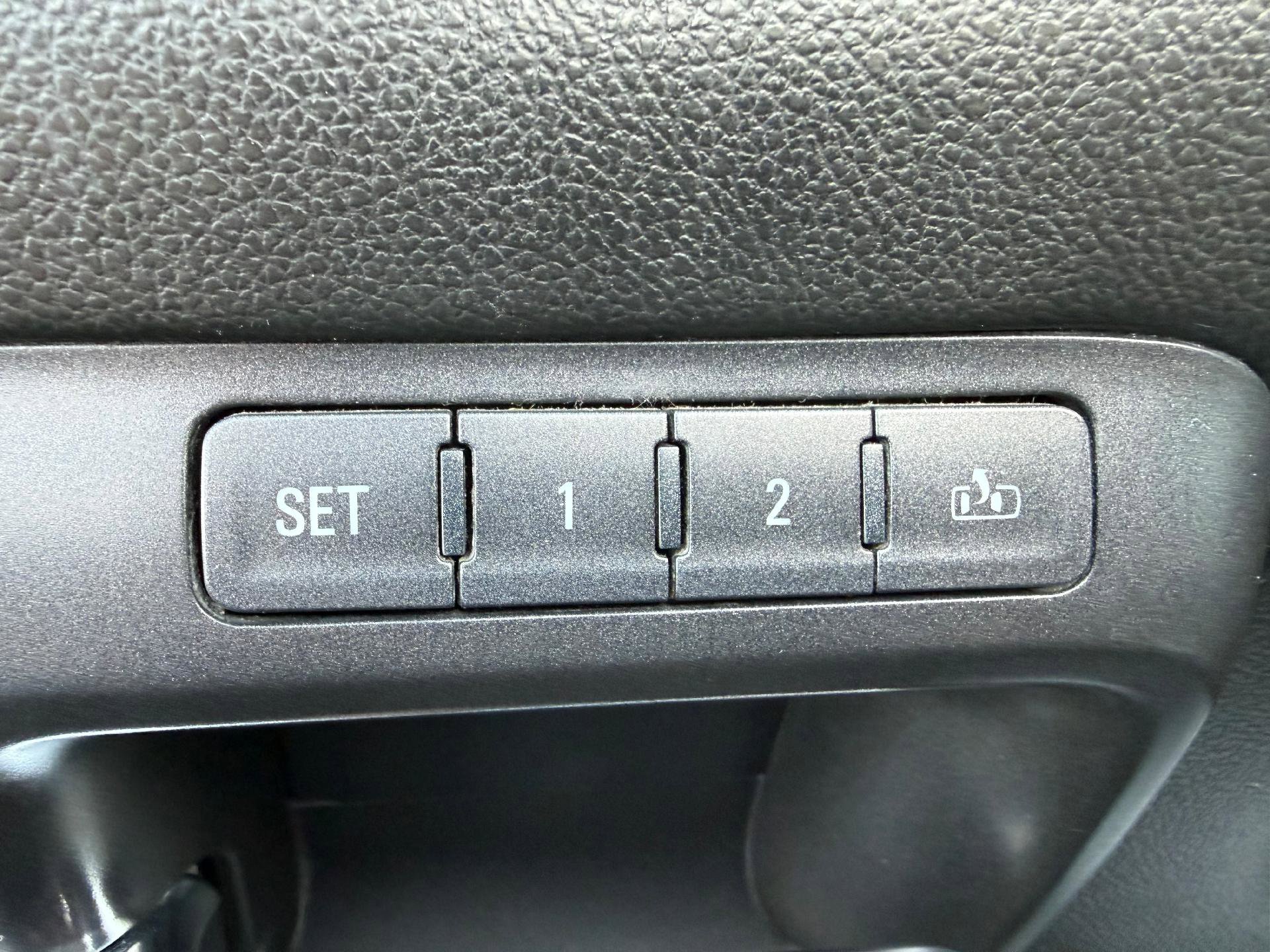 Used 2018 Chevrolet Silverado 1500 LTZ image 22