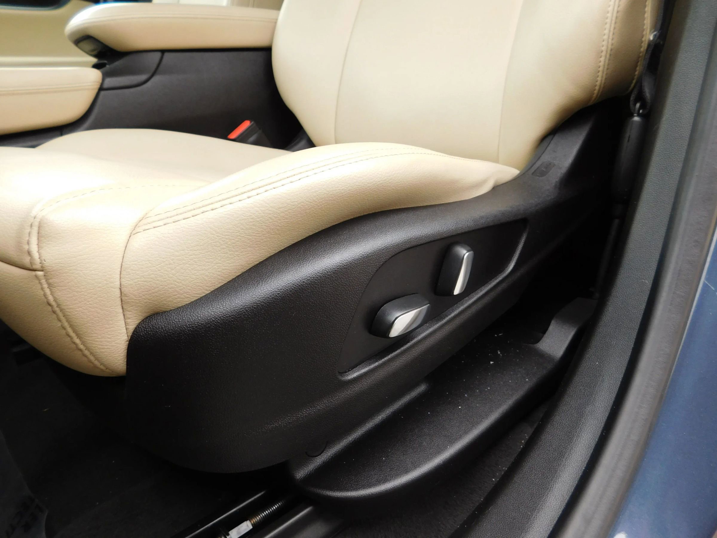 Used 2018 Cadillac XT5 FWD image 16