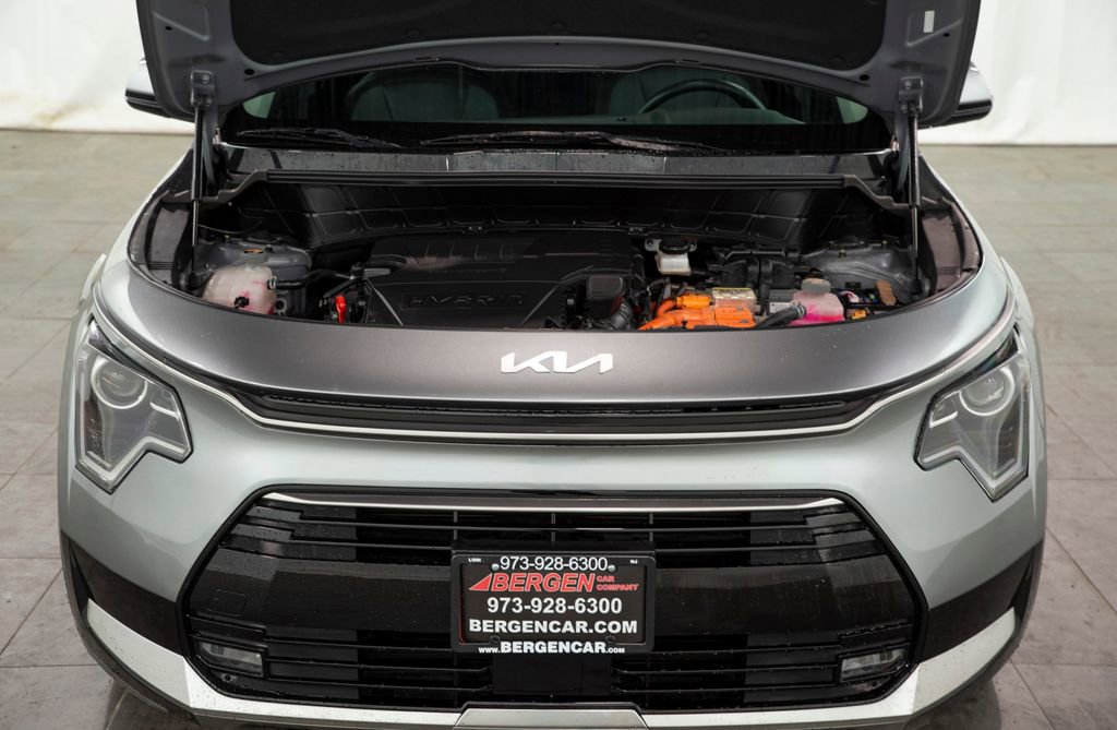 Used 2023 Kia Niro EX Touring FWD image 2