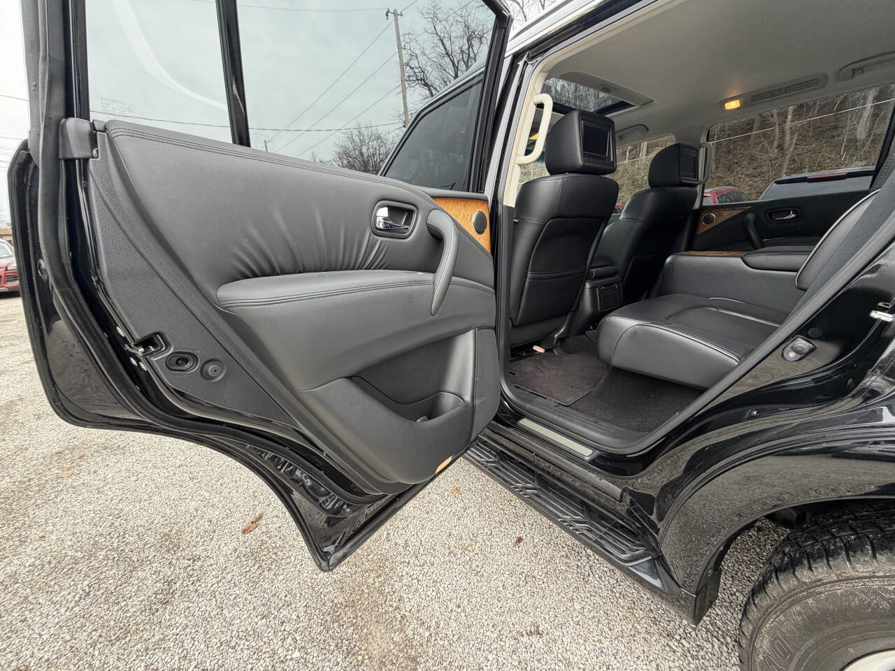 Used 2011 INFINITI QX56 Base 4x4 4dr SUV w/ Theater Pkg image 25