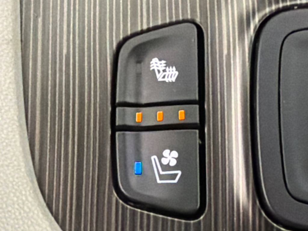 Used 2022 GMC Acadia SLT w/ Technology Package image 32