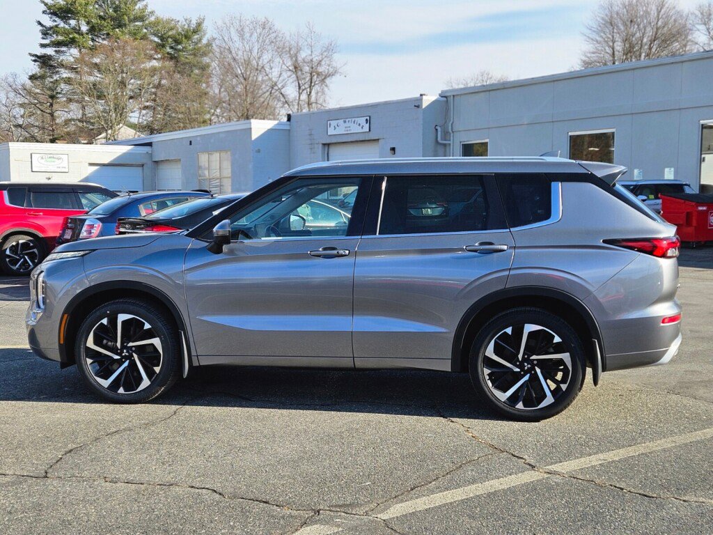 Used 2023 Mitsubishi Outlander SEL image 2