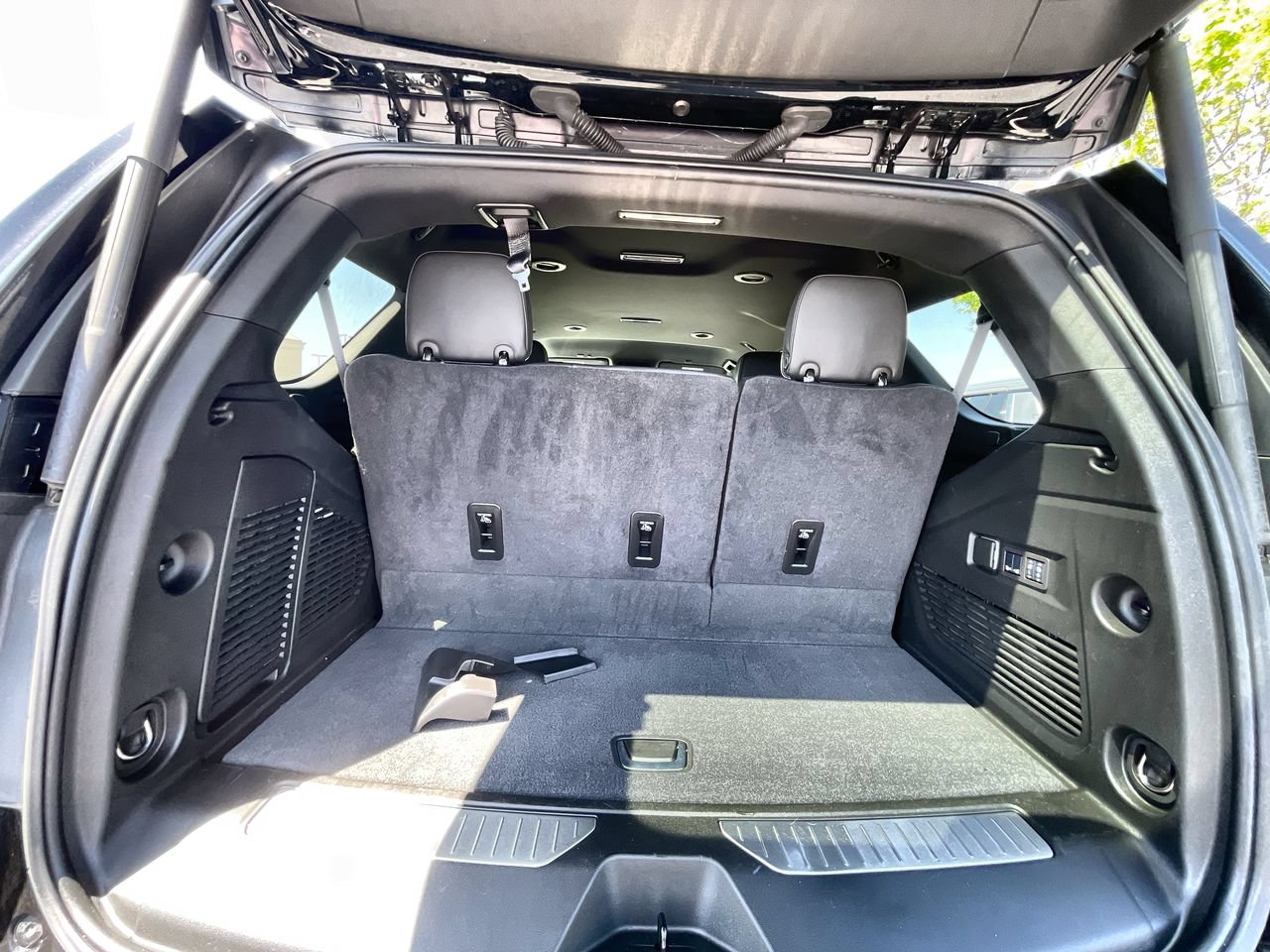 Used 2024 Chevrolet Tahoe Premier AWD/4WD image 26
