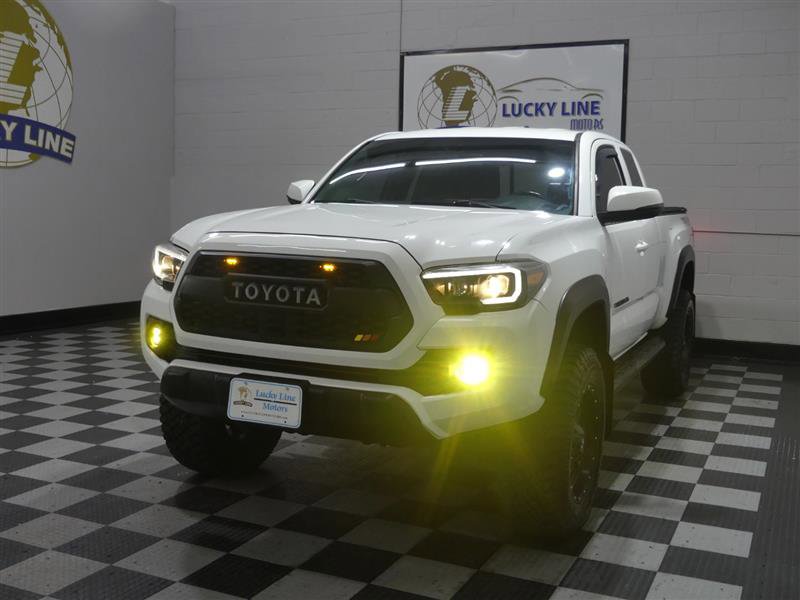 Used 2016 Toyota Tacoma TRD Off-Road w/ Exterior Package image 4