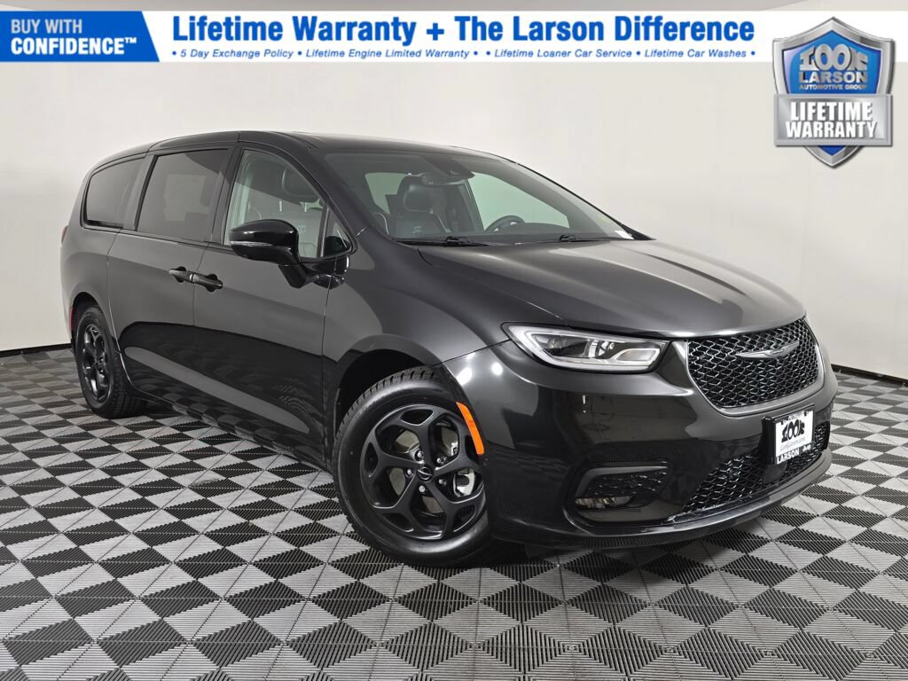 Used 2023 Chrysler Pacifica Limited w/ Uconnect Theater Family Group FWD image 1