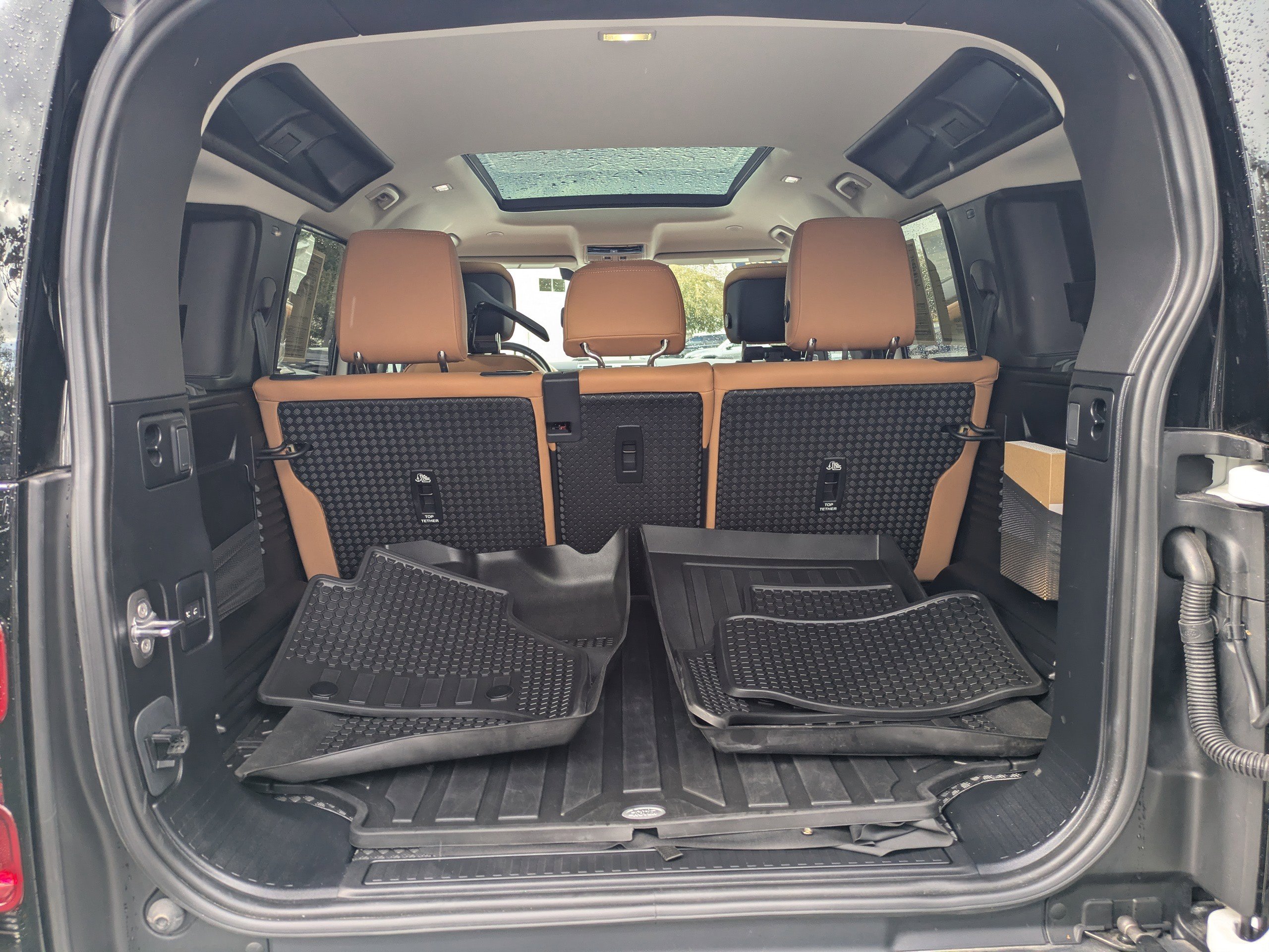 Used 2024 Land Rover Defender 110 SE image 12