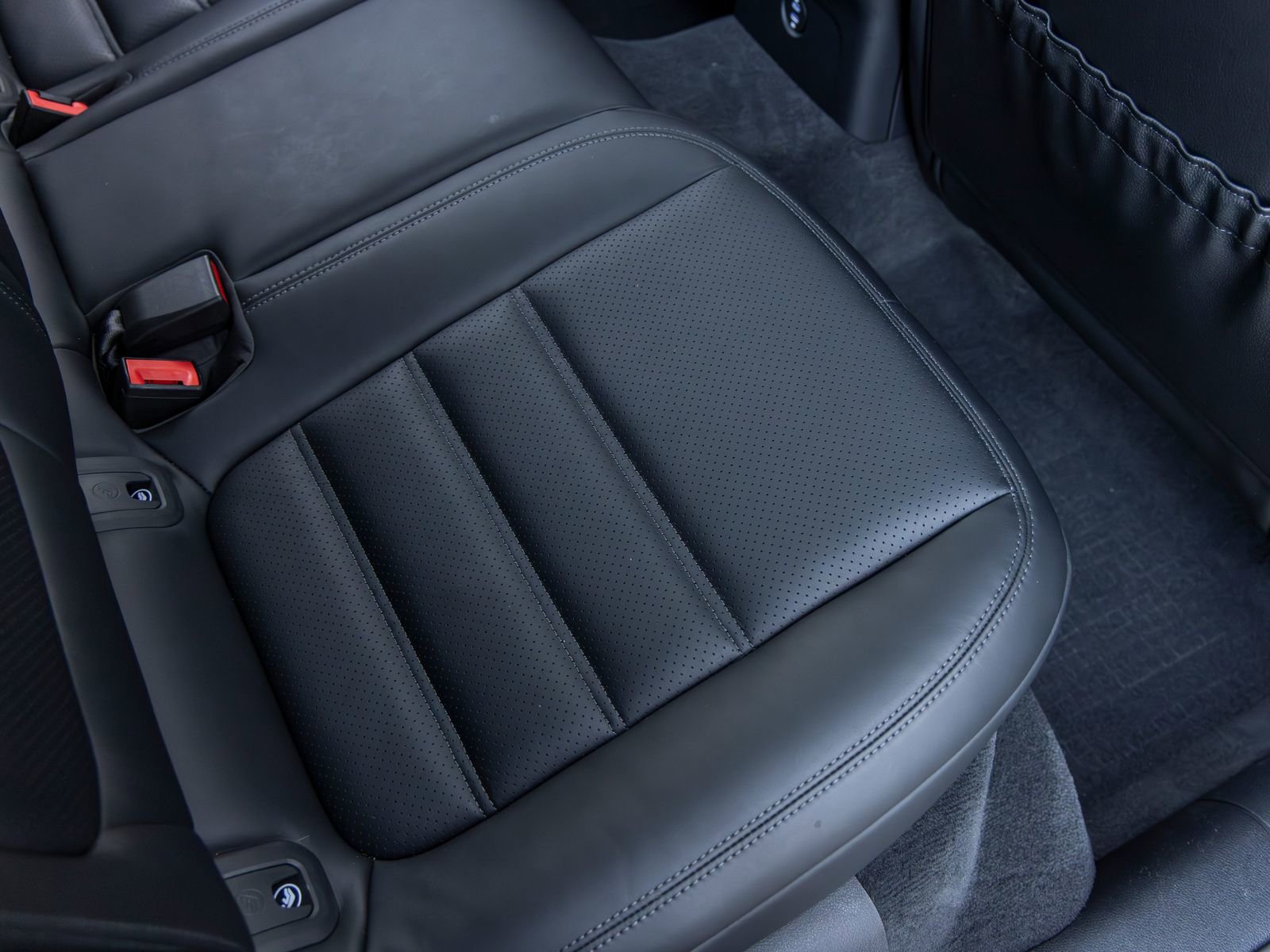 Certified 2025 Porsche Macan AWD/4WD image 48