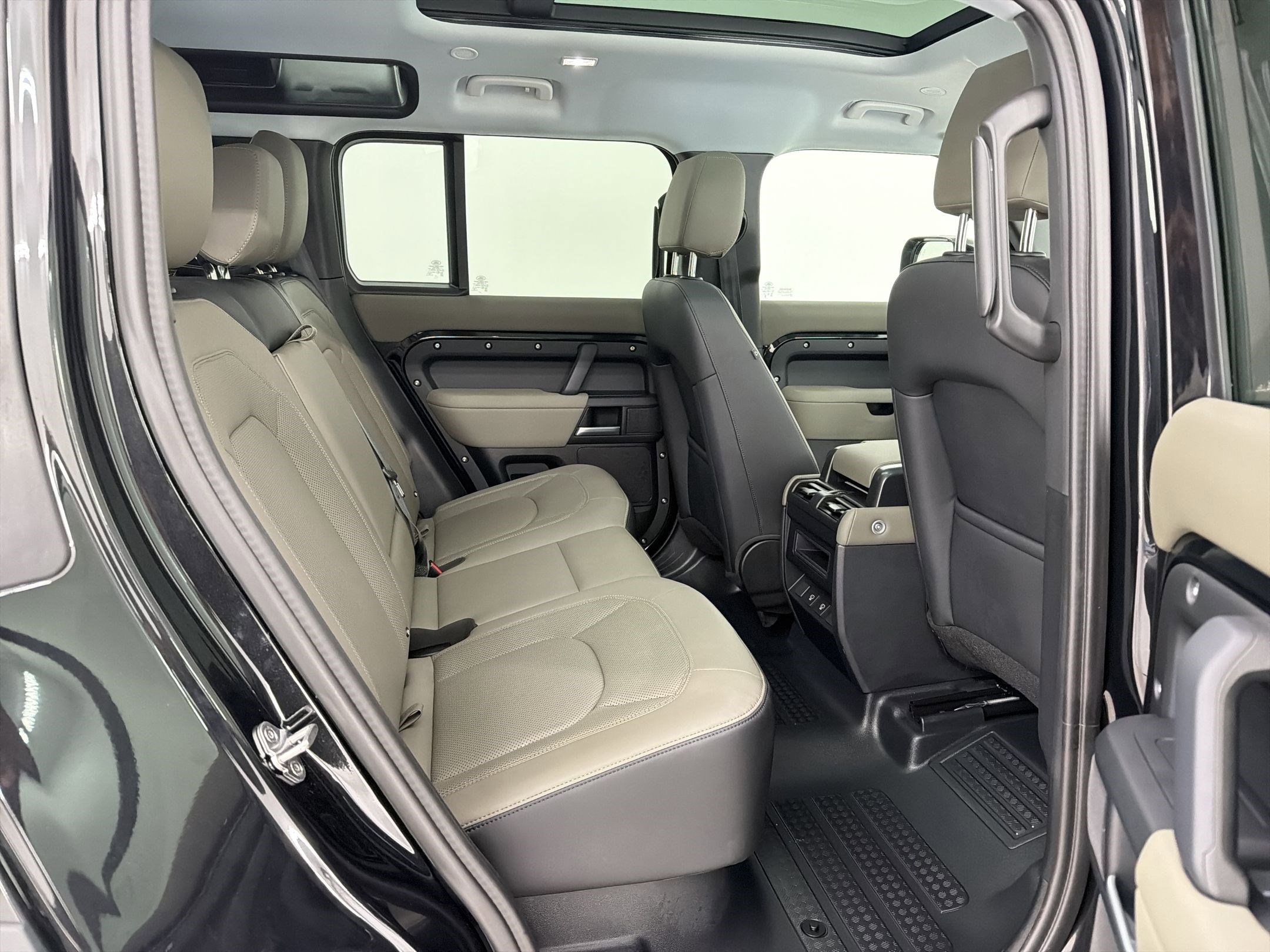 Used 2025 Land Rover Defender 110 S image 25