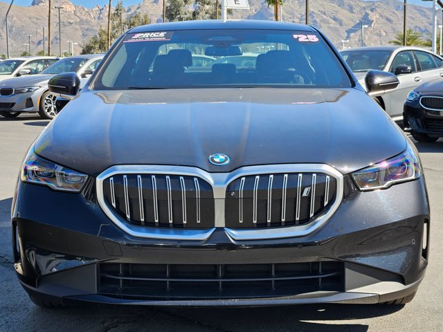 Used 2025 BMW i5 eDrive40i w/ Premium Package image 2