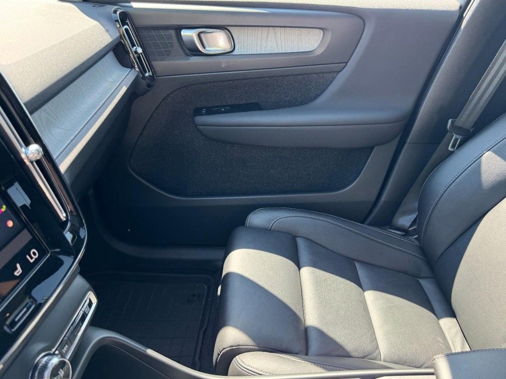 Used 2022 Volvo XC40 T5 Inscription image 14