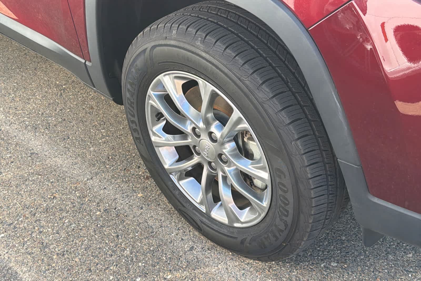 Used 2019 Jeep Cherokee Latitude Plus w/ Cold Weather Group AWD/4WD image 12