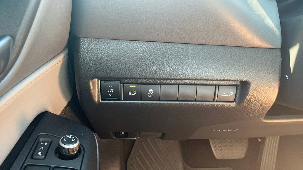 Used 2023 Toyota Venza LE image 36