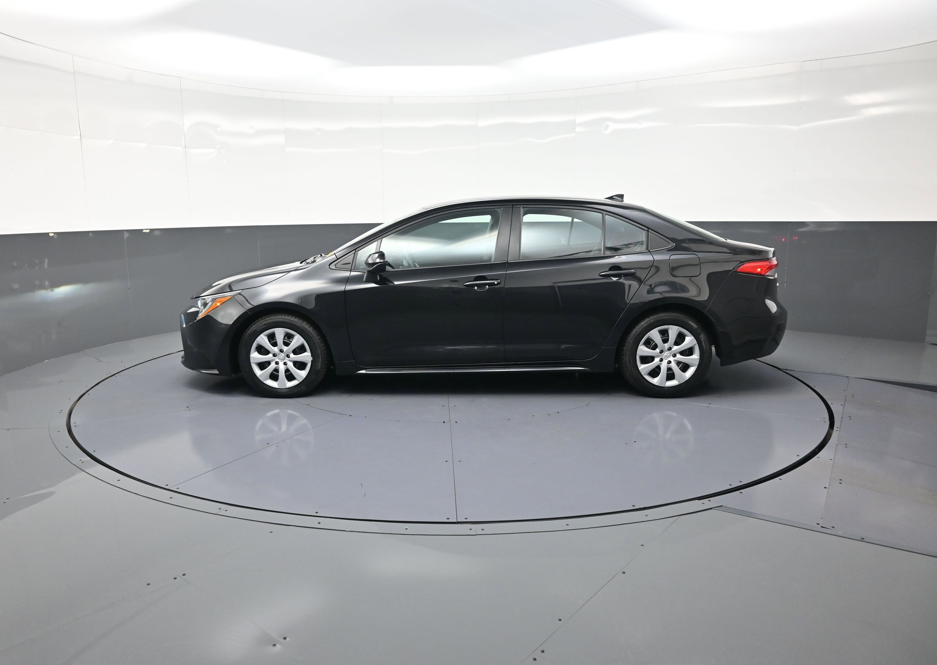 Used 2023 Toyota Corolla LE image 6