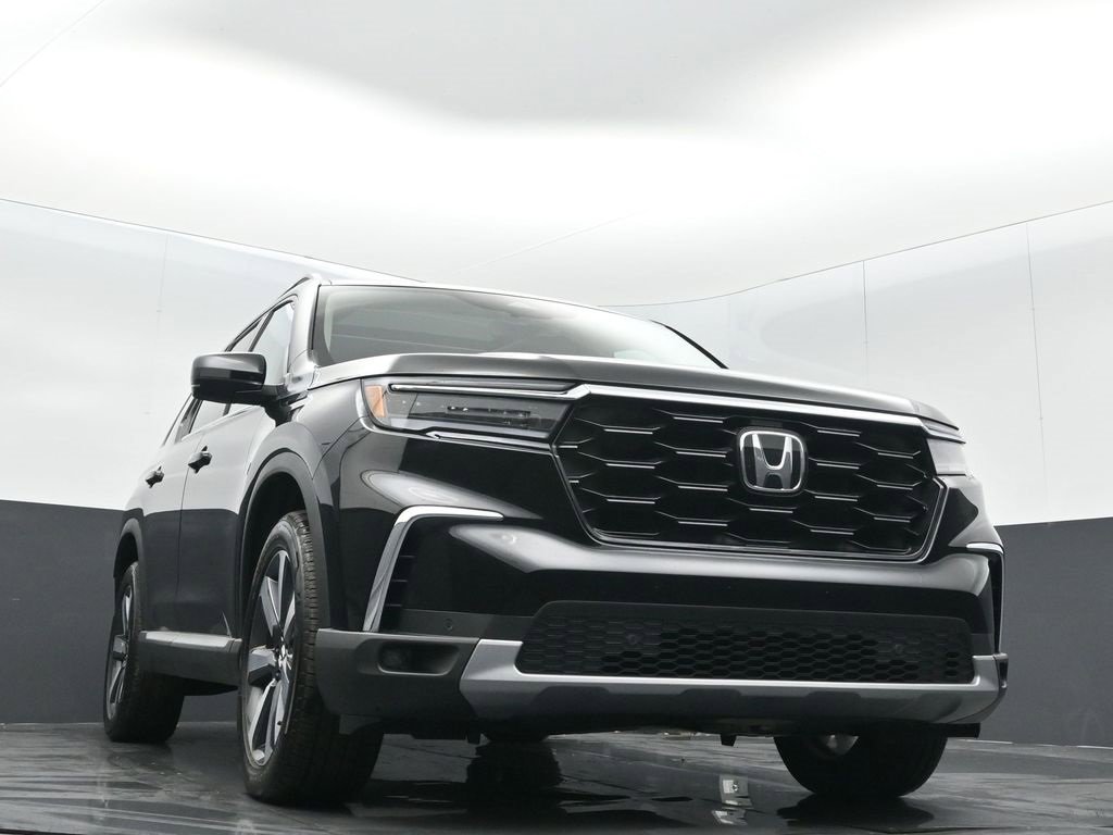 Certified 2025 Honda Pilot Touring image 5