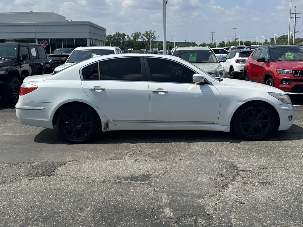 Used 2011 Hyundai Genesis 4.6 RWD image 2