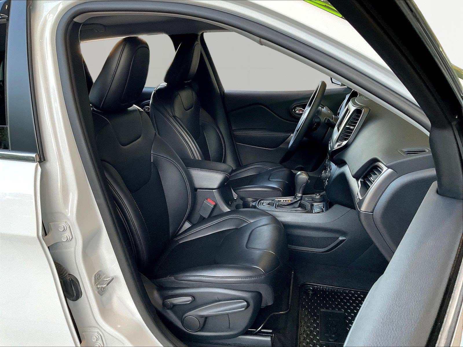 Used 2019 Jeep Cherokee Latitude Plus w/ Comfort/Convenience Group AWD/4WD image 29