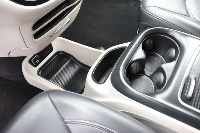 Used 2023 Chrysler Pacifica Touring-L image 18