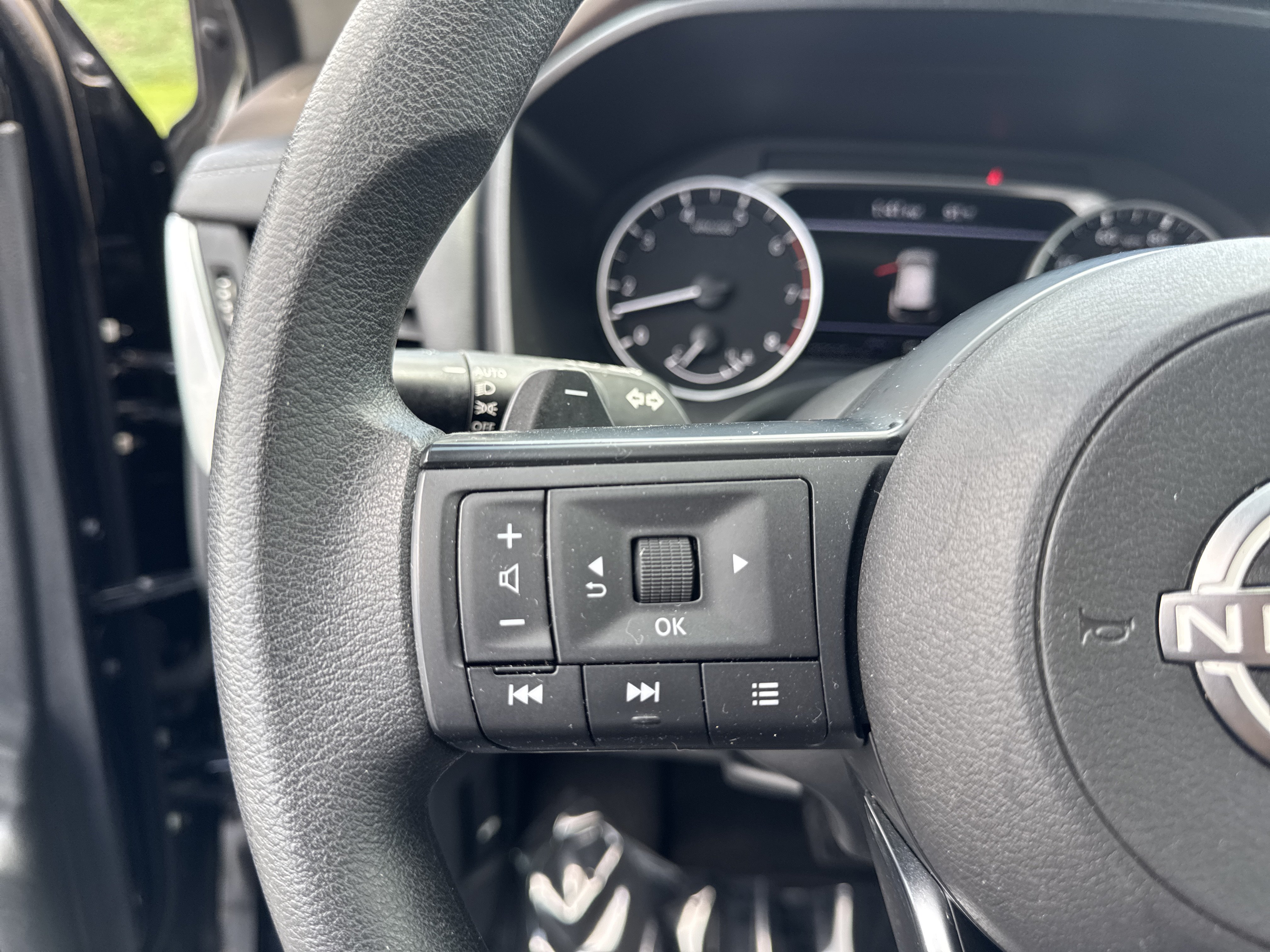 Used 2023 Nissan Rogue S AWD/4WD image 19