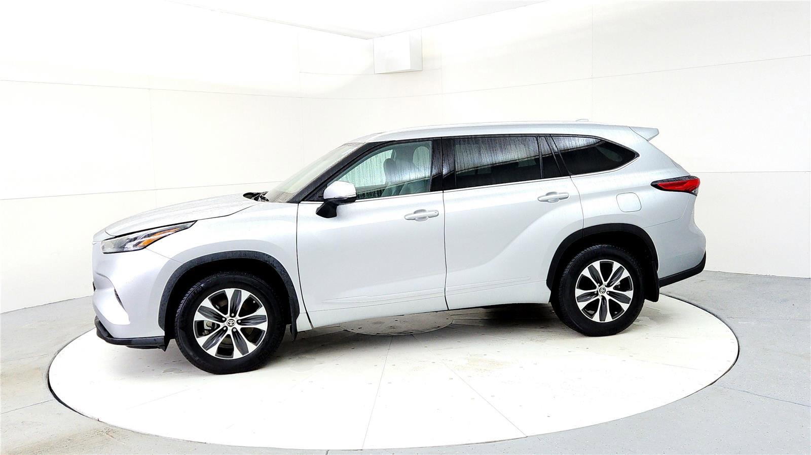 Used 2022 Toyota Highlander XLE image 3