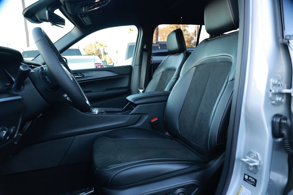 New 2025 Jeep Grand Cherokee Altitude AWD/4WD image 13