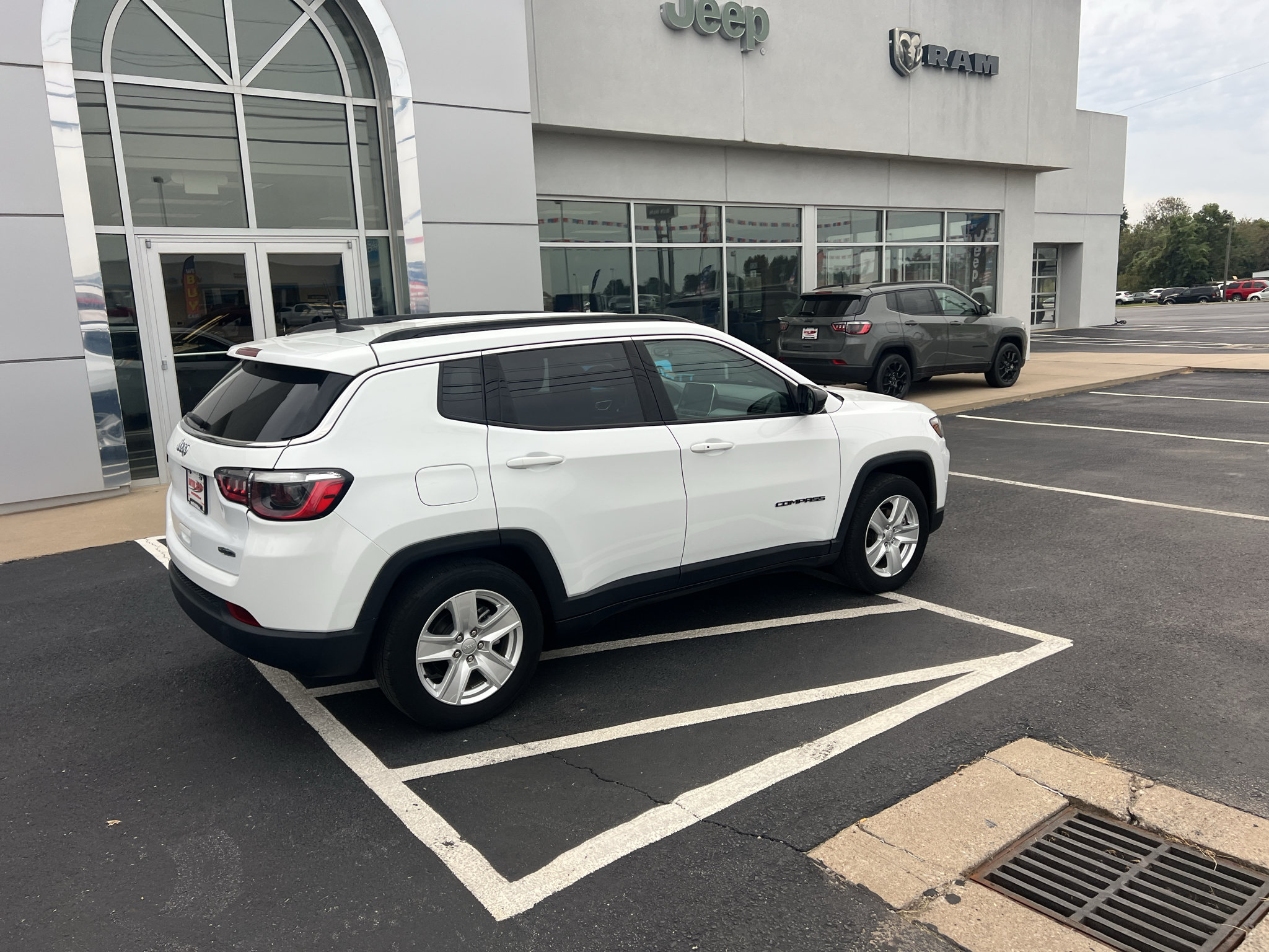 Used 2022 Jeep Compass Latitude FWD image 8