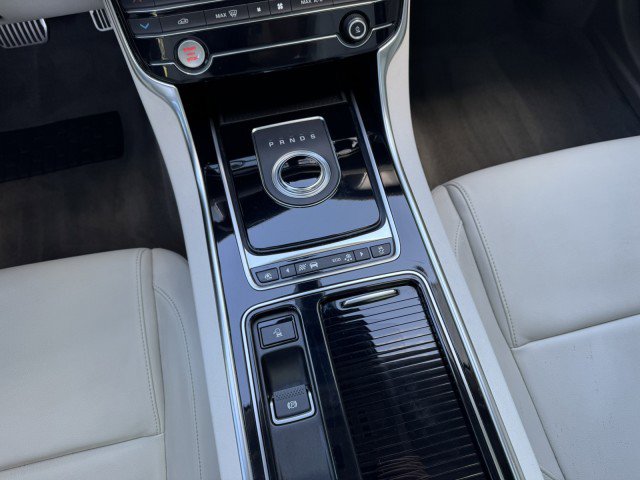 Used 2020 Jaguar XF Premium image 27