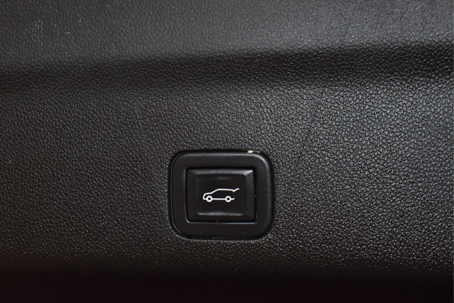 Used 2024 GMC Yukon XL SLT AWD/4WD image 10