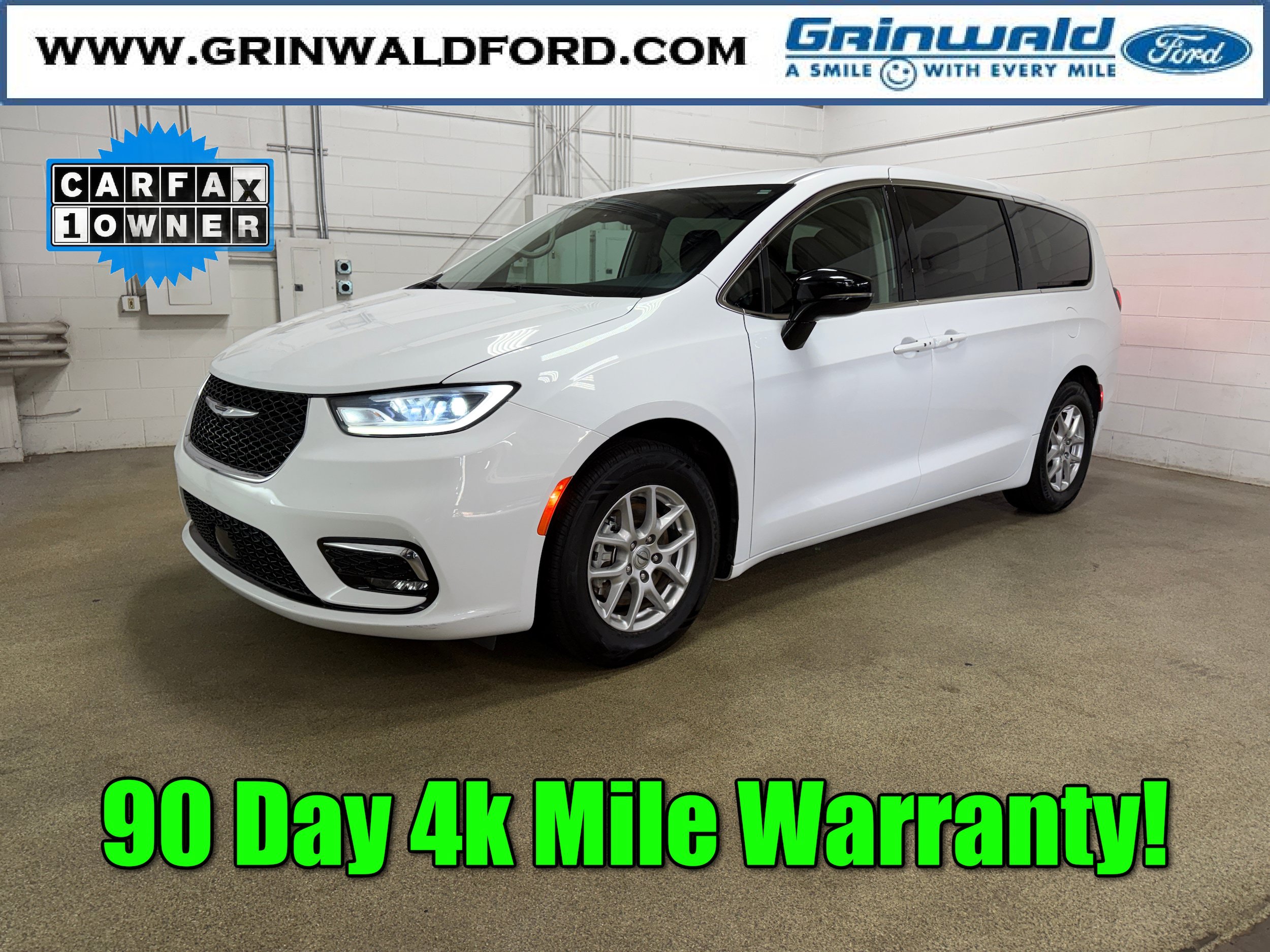 Used 2024 Chrysler Pacifica Touring-L FWD image 1
