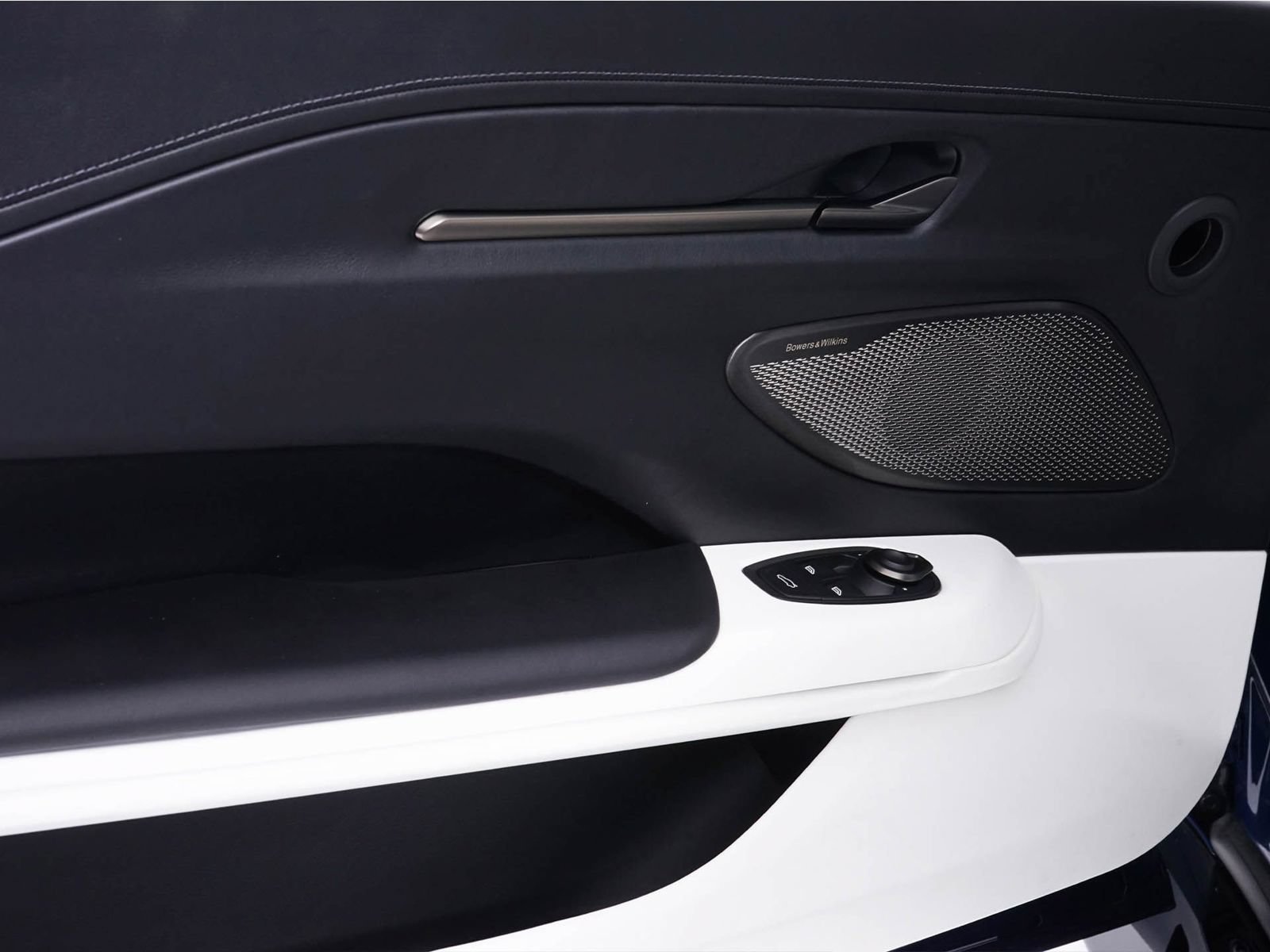 Used 2025 Aston Martin V8 Vantage Coupe RWD image 30