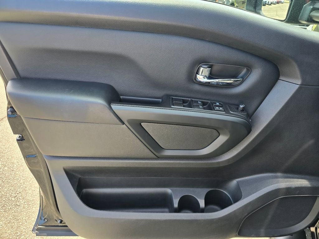 Used 2018 Nissan Titan SV w/ SV Convenience Package AWD/4WD image 8