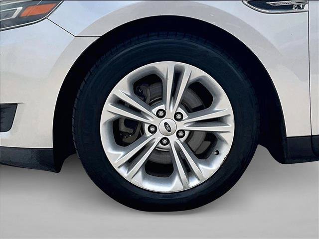 Used 2015 Ford Taurus SE FWD image 10