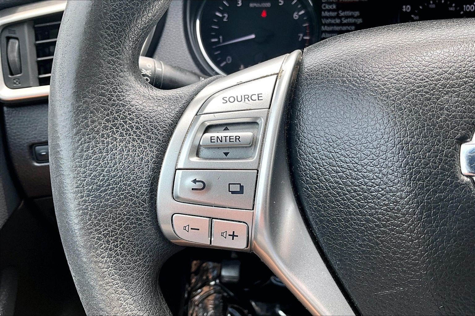 Used 2015 Nissan Rogue SV AWD/4WD image 17