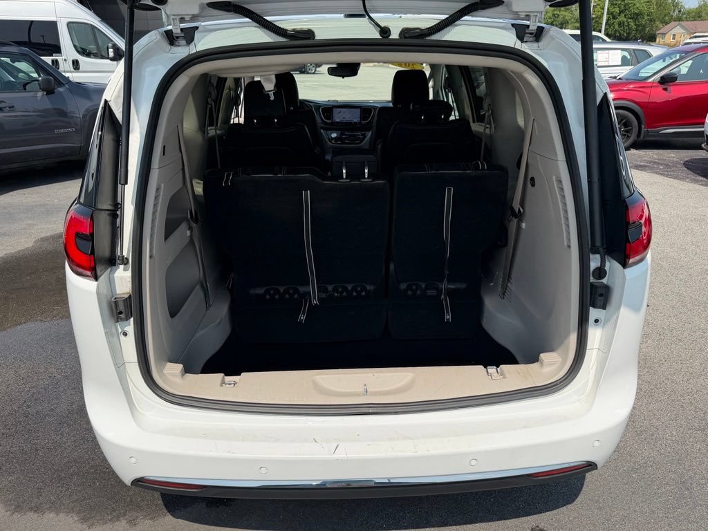 Used 2024 Chrysler Pacifica Touring-L FWD image 9