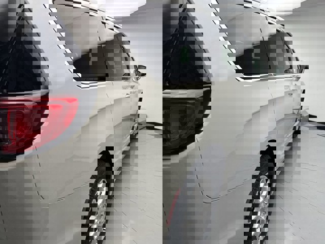 Used 2020 Chrysler Pacifica Touring image 5