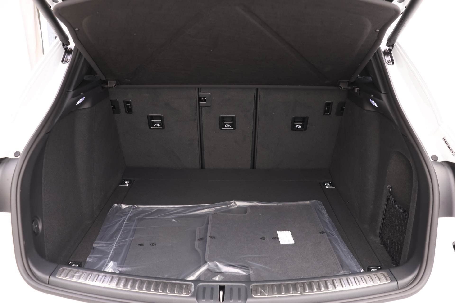 Used 2025 Porsche Macan AWD/4WD image 12