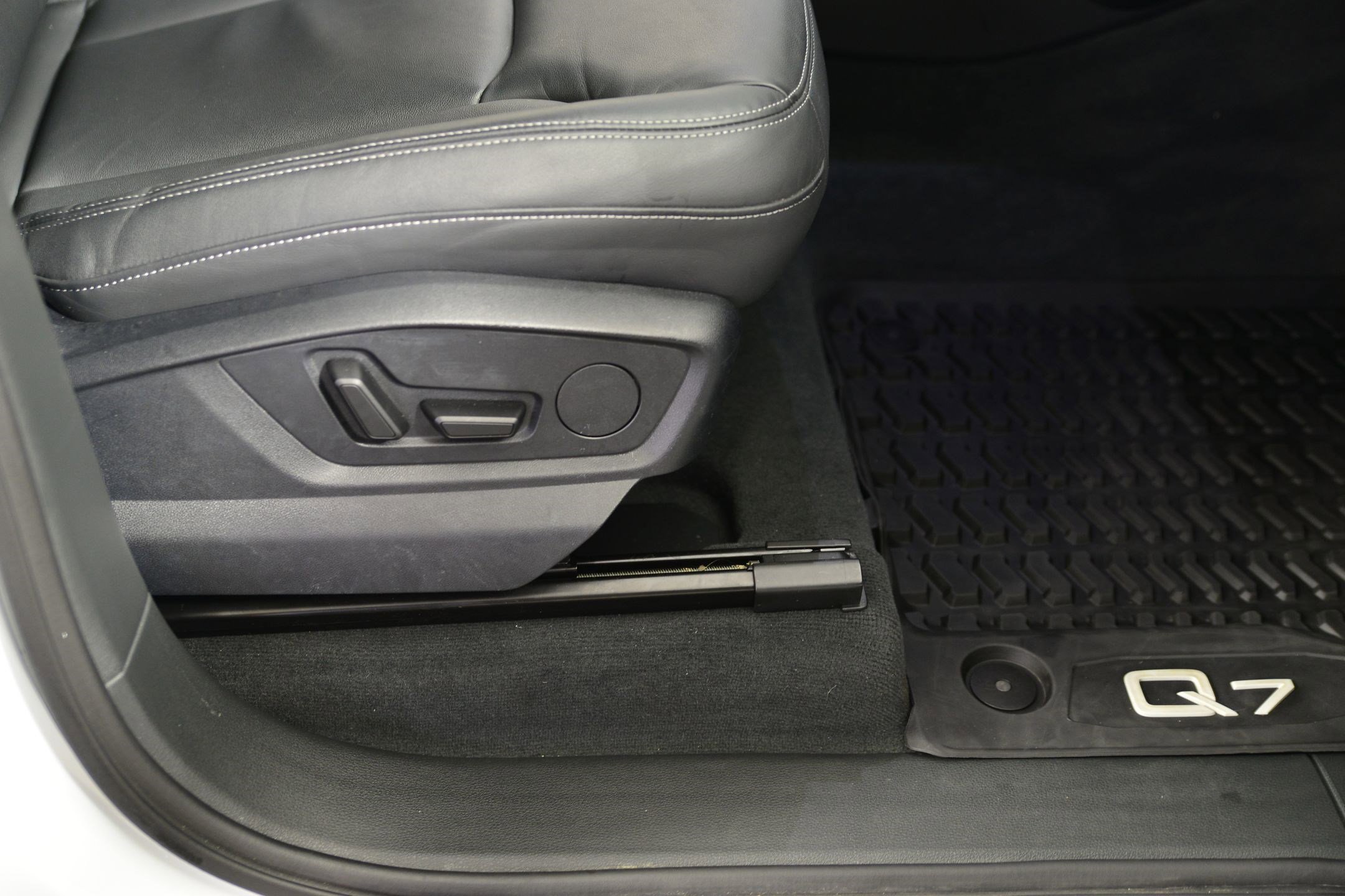 Used 2025 Audi Q7 Premium w/ Convenience Package image 10