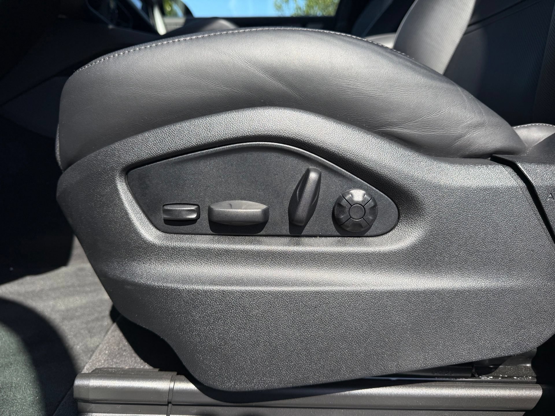 Used 2025 Porsche Cayenne S AWD/4WD image 28